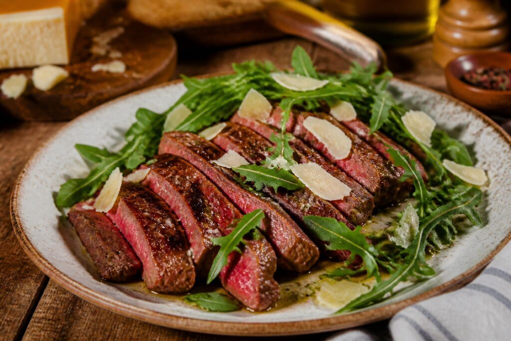 scopri i segreti per una perfetta tagliata di manzo con rucola e grana, con una cottura al sangue succulenta e saporita. ricetta semplice e gustosa per conquistare il palato.